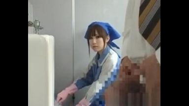 オシッコしているオジサンのチン・に見とれ手コキにフェラをしています。のthumbnail