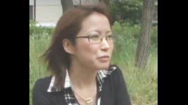 ♥挿れて欲しいです…♥ごく普通の真面目そうな奥様なのに欲求不満で派手な下着をつけてチンポを誘惑しちゃう…のthumbnail