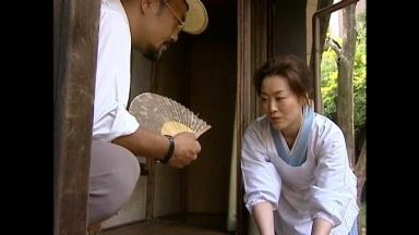 【熟女】割烹着の女中さんのおっぱいをまさぐり性的要求までする不誠実な旦那様のthumbnail