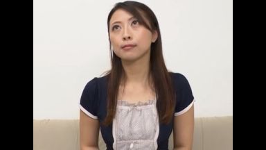 【センズリ鑑賞】三十路美女人妻にオナニーを見てもらうエロ企画！露出された肉棒に欲情し射精をお手伝いするせんずりサポート！のthumbnail