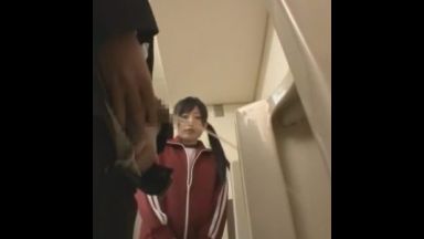 トイレ掃除中に男がおしっこしに！目撃しちゃったJKは発情のthumbnail