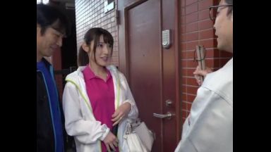 《不倫》「ちょっとお茶に誘ったんで･･･」若い男と家に入っていく人妻。外せない(?)用事があったので家に入ってみたら･･･?のthumbnail