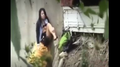 【盗撮映像】カップルの野外セックスを隠し撮り！！見られてるとも知らずに立ちバックでハメまくり！！【３Ｐ・中出し】のthumbnail