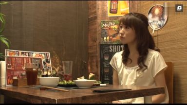 【居酒屋ナンパ】一人飲みの人妻はお股が緩い？口説いてヤリ部屋で強引に不倫、中出しされて帰宅を急ぐ人妻のthumbnail