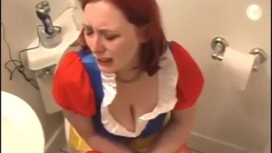 白雪姫のようなコスプレ女性がリンゴを食べて下痢になったのでその様子をご覧下さいｗｗｗのthumbnail