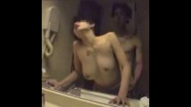 【個人撮影・不倫カップル】もっと奥まで挿れてぇ！スケベな会話を交わしながら・・立ちバックハメ撮り撮影のthumbnail