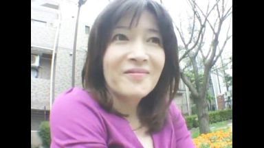 ！46歳バツイチMomは彼と遠距離恋愛で1年レス…！我慢できない完熟Pussyは愛液トロトロでイキ狂っちゃうのthumbnail