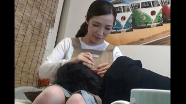 ☆人妻ナンパ☆　４４歳になる色白美肌のグラマーボディが男心をくすぐる上品そうな見た目の美人奥さまがとびきりスケベな淫乱メス犬に豹変！ご主人が仕事に精を出す平日の昼下がり濡れたぎる雌穴をじっくり見られる破廉恥三昧のハメ撮りセックスで性的欲望が覚醒した清楚な人妻が魅せる淫らな姿を見逃すな！のthumbnail