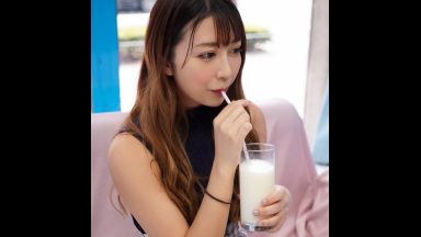 【現役女子大生 ナンパ】セクシー系の美人ＪＤが、口から牛乳こぼした罰として、AV男優の凄テク即ハメで、おま○こびちょ濡れのthumbnail