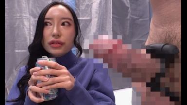 ３２歳だという買い物途中にママ友から呼び出されてマジックミラー号に乗車したスタイル抜群の美人奥さまがとびきりスケベな淫乱メス犬に豹変！ギンギンに勃起した太くて硬い生チ●ポを見せつけられてソノ気になった欲求不満のドスケベ人妻がイキ潮まみれで絶頂しまくる淫らな姿を見逃すな！のthumbnail