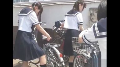 ♥帰宅中の女子高生3人組はまさかの処女？…おチンチンが入る準備が出来てるよ…♥愛液溢れる思春期まんこにどぴゅぅぅのthumbnail