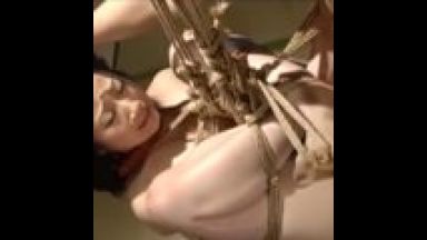 【川上ゆう】ドＭ人妻が緊縛されて吊される！巨根を頬張り・・泣きながらオマンコにぶち込まれて性奴隷のthumbnail