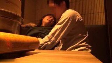 【個人撮影】一体、女の子の身に何が起こった？！居酒屋でイチャイチャしてる現場が何故か流出しているぞ！！！のthumbnail