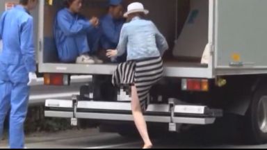 【辰巳ゆい】「ちょっと脱いでもいいですか？」ヒッチハイクで運送屋の荷台に乗せてもらった美女が荷台3Pでイキまくりのthumbnail