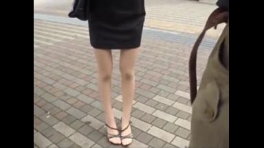 脚が細くてきれいな美人スレンダーOLをナンパ♥パンスト破いて挿入し無許可中出し♥のthumbnail