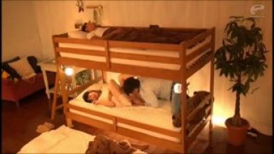 二段ベッドの上で彼氏が寝てるのに友達と浮気セックスして生ハメ生中出しする痴女のthumbnail