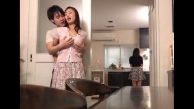 【娘がソコに】｢ここじゃダメ･･･｣義息のガチガチちんぽが恋しい!声が届くところに娘が居るけど感じちゃうの!!のthumbnail