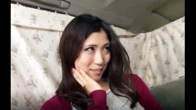 【人妻ナンパ】「ホテルより車でセックスでもいいですか…？」妖艶な雰囲気の人妻がソフトプレイで興奮してカーセックスNTRのthumbnail