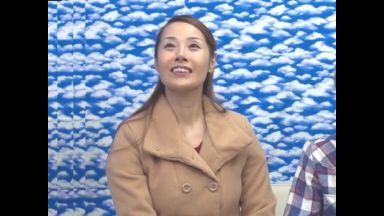 『お母さん頑張るね…』親子で挑戦するママフェラ選手権で息子チンポを責める美魔女熟女母親！家族でするエロ企画【母×息子】のthumbnail