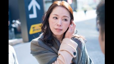 ☆人妻ナンパ☆　５４歳だという欲求不満でお悩みのとってもキレイな完熟人妻がとびきりスケベな淫乱メス犬に豹変！初めて会った親子ほど年の離れたナンパ師たちとひとつになって絡み合う破廉恥三昧の濃密セックスで本性を露わにしたドスケベ人妻が怒張した生チ●ポをなりふり構わずハメまくる淫らな姿を見逃すな！のthumbnail